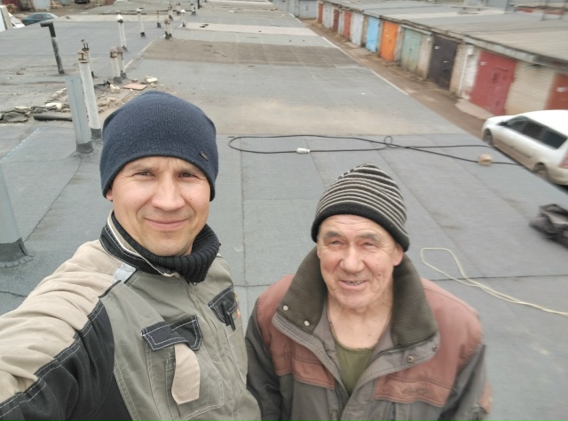 Мастера на готовой кровле гаража
