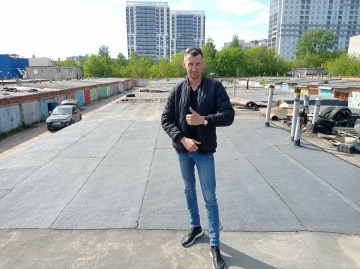 Мастер на готовой кровле гаража в Казани